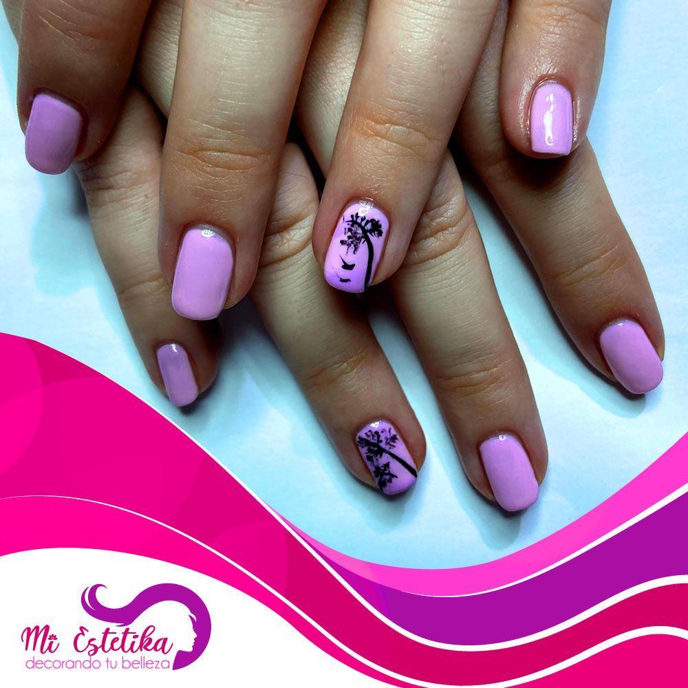Manicura permanente rosa con arbolitos negros