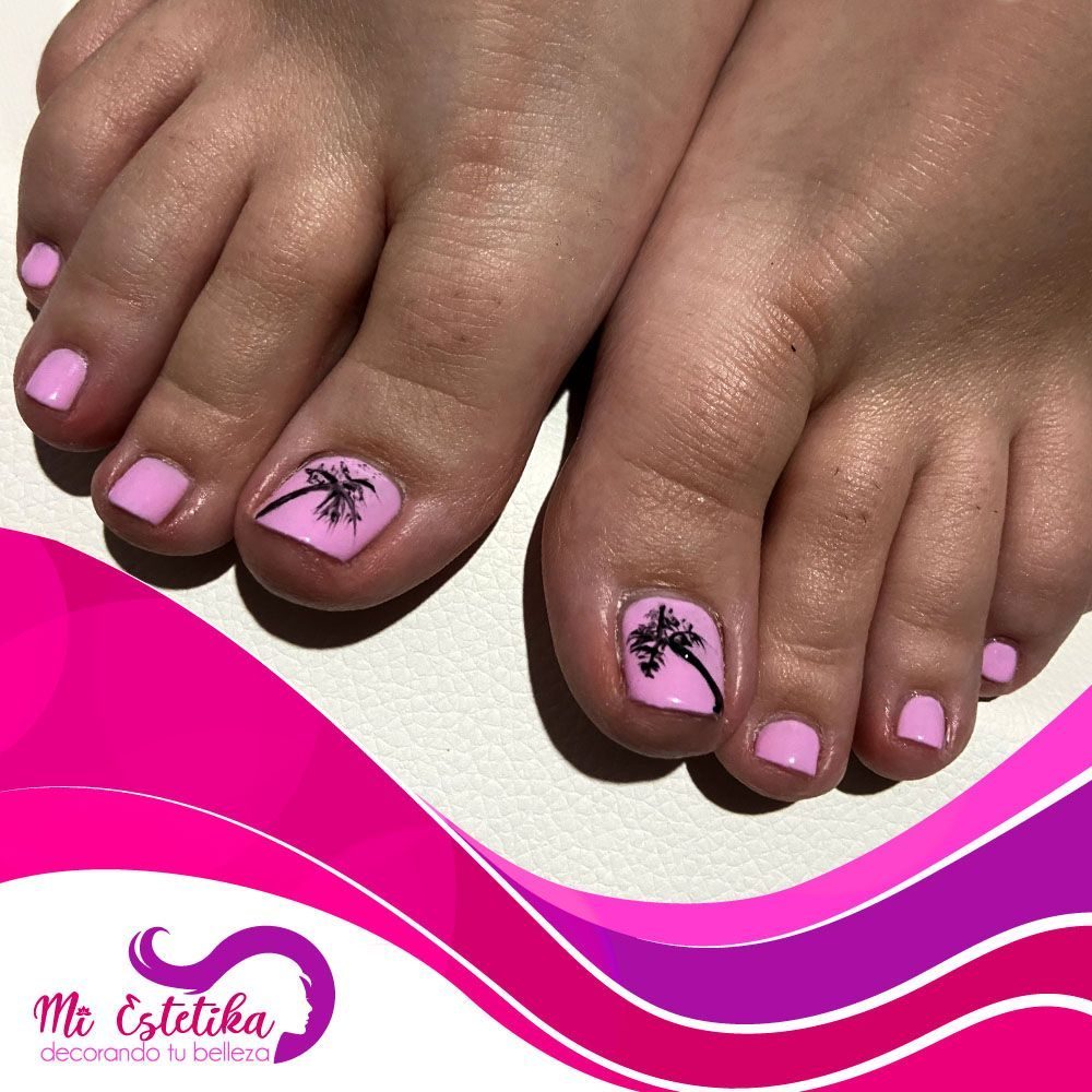 Pedicura permanente rosa con arbolitos negros