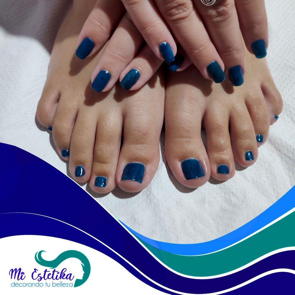 Manicura y pedicura con esmaltado permanente azul