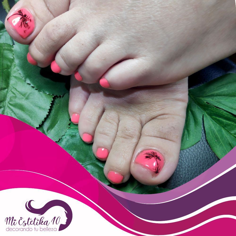 Pedicura semipermanente rosa fucsia con palmeras