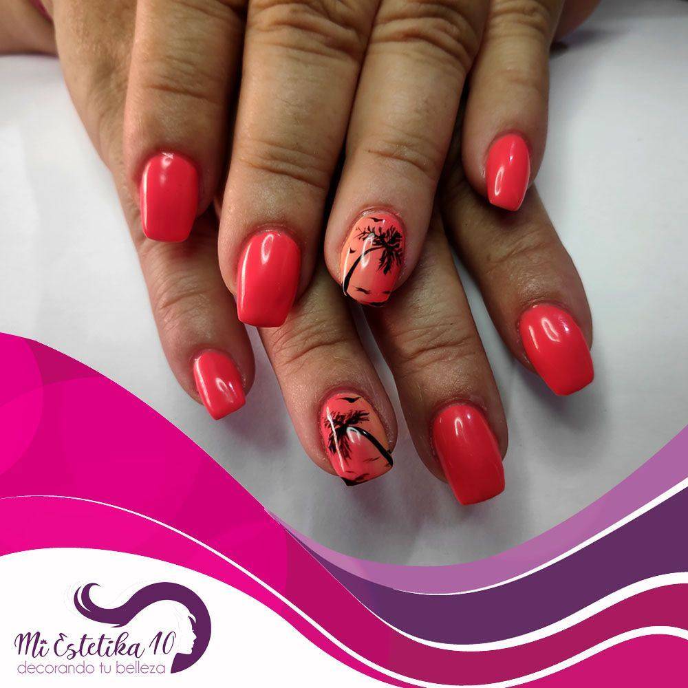 Uñas acrílicas rosa fucsia con palmeras