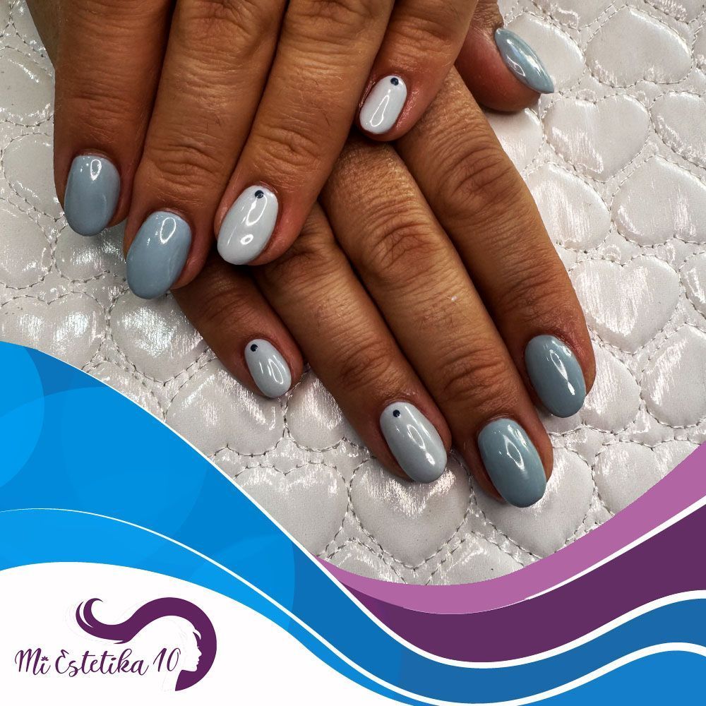 Unas-semipermanente-grises-en-dos-tonos