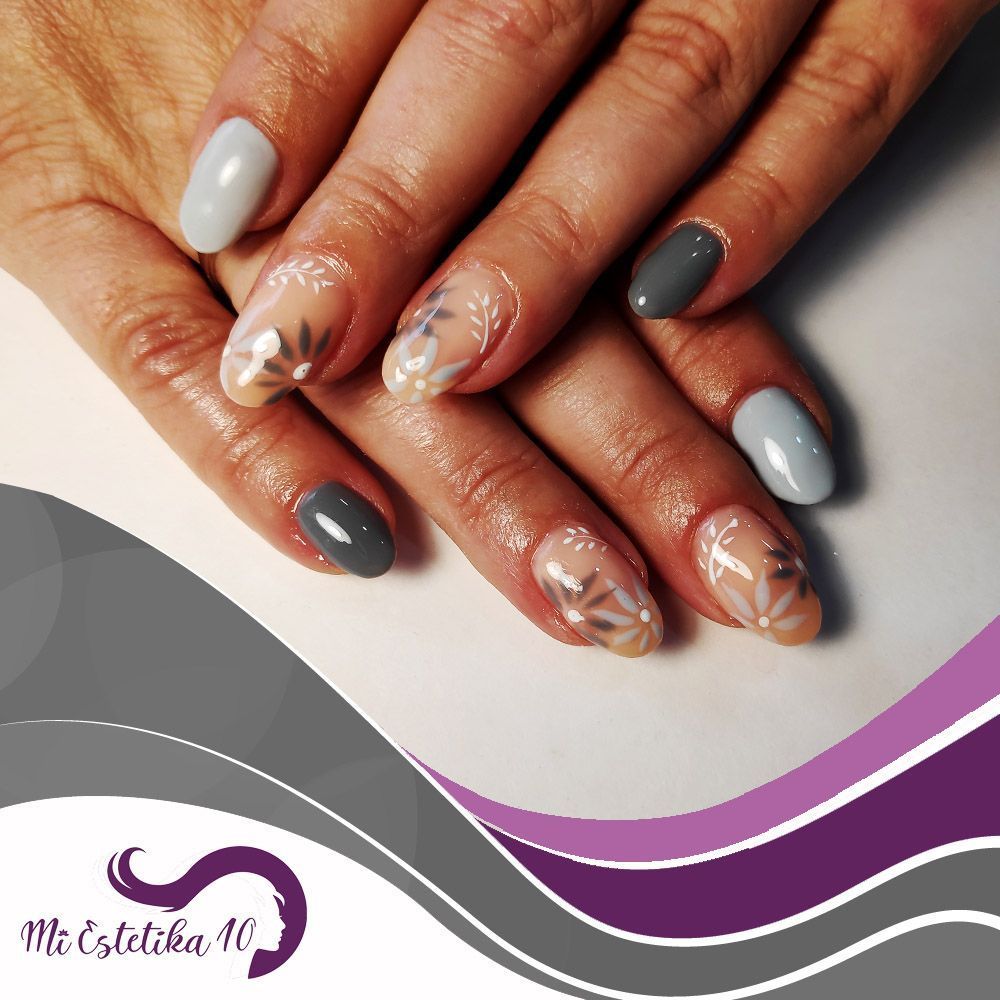 Unas-semipermanentes-grises-con-flores