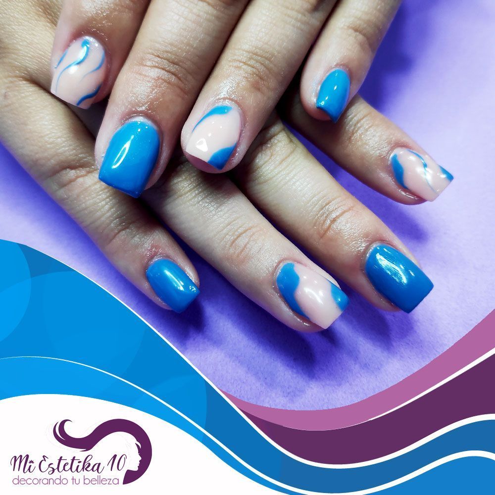 Unas-acrilicas-azules-con-ondas