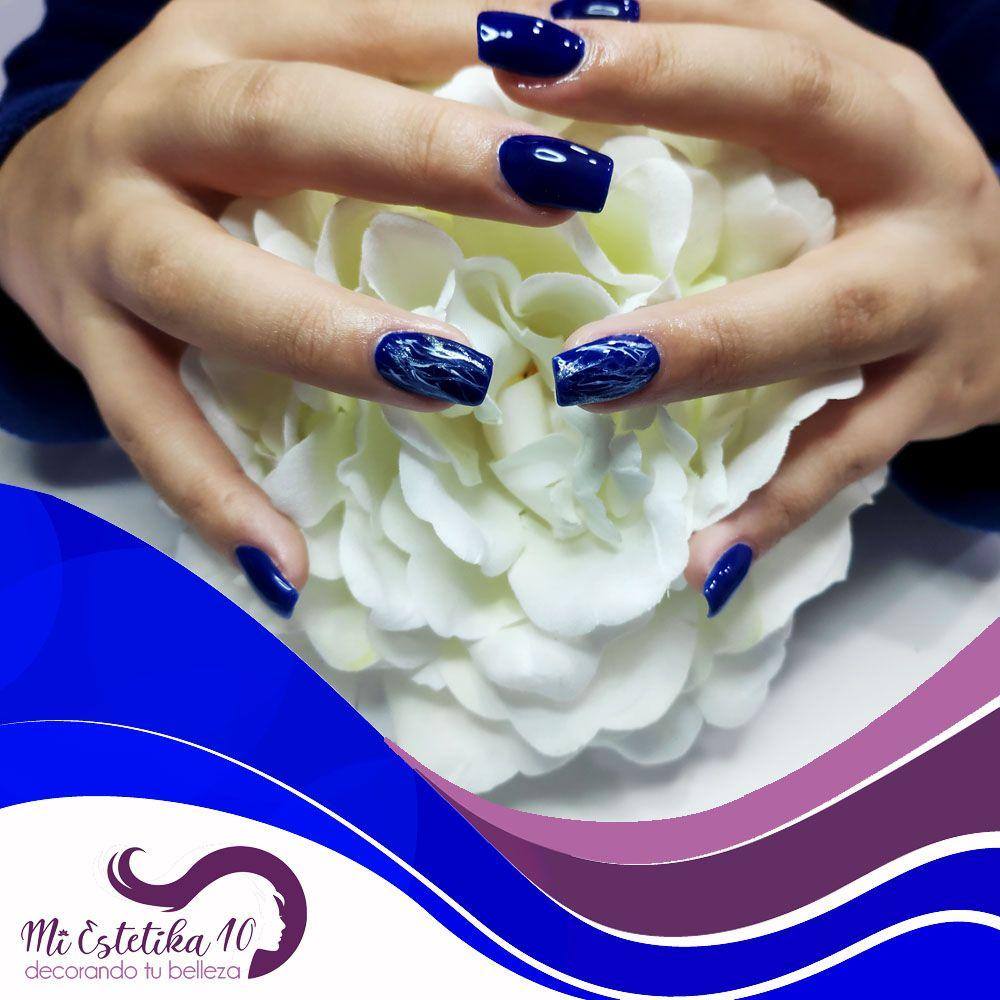 Unas-acrilicas-azules-marmoladas