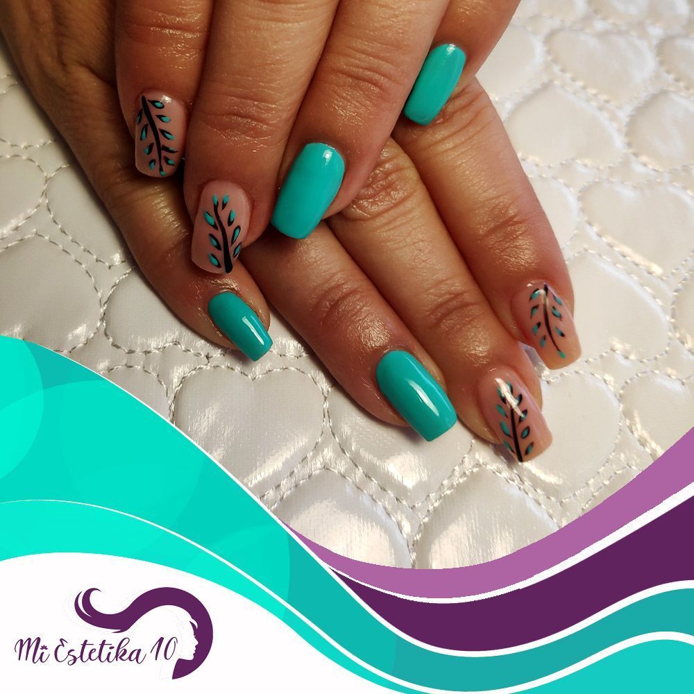 Unas-acrilicas-azules-turquesa-con-flores