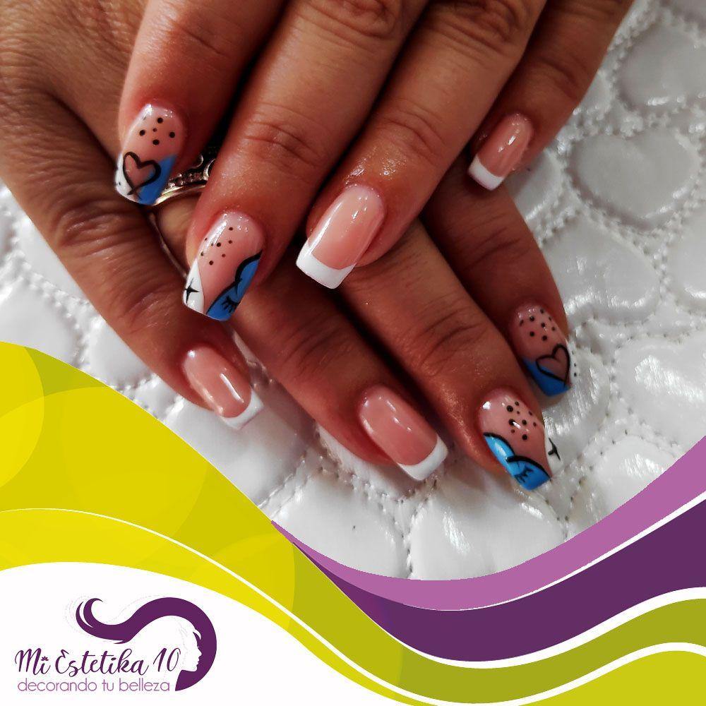 Unas-acrilicas-francesas-blancas-con-detalles-minimalistas