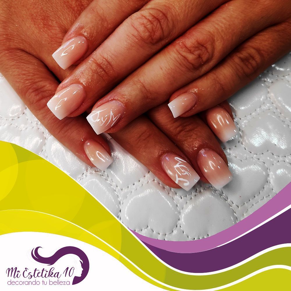 Unas-acrilicas-baby-boomer-con-letras-blancas