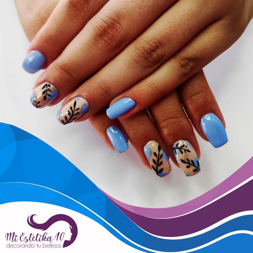 Unas-acrilicas-azules-con-flores