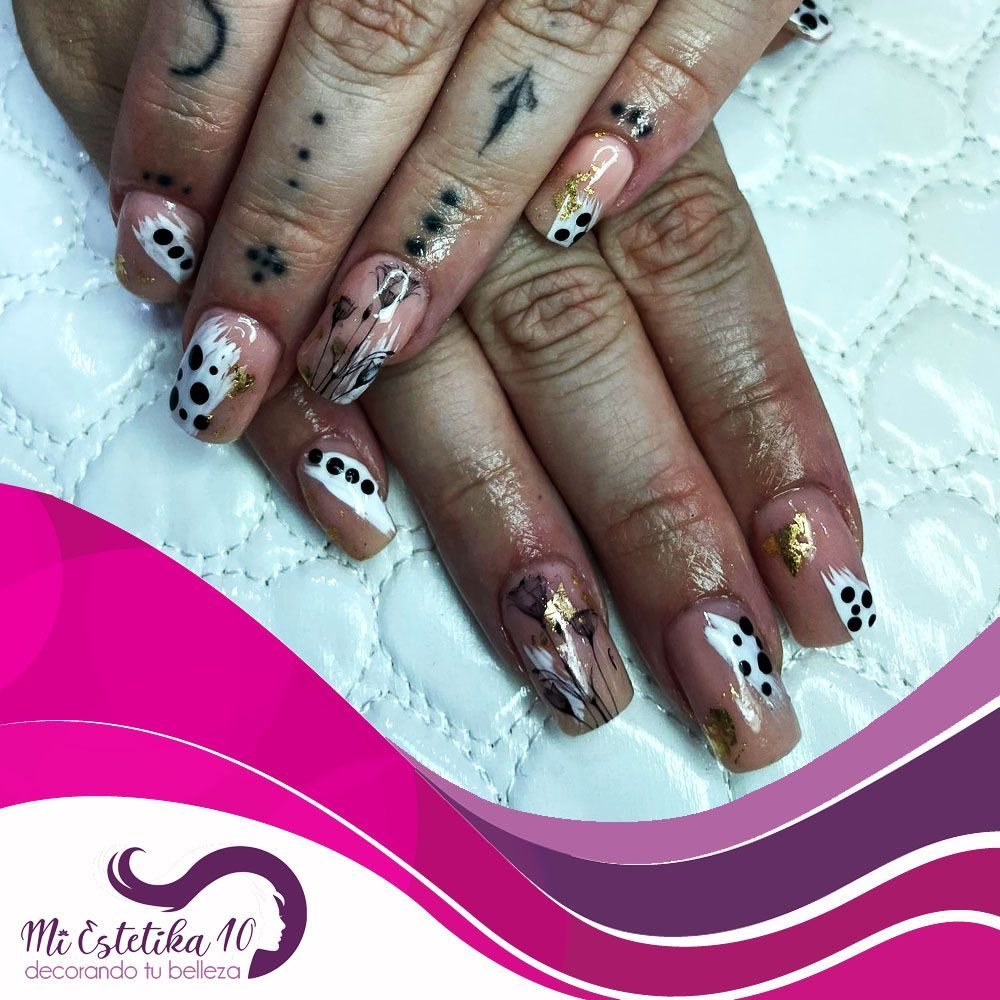 Unas-acrilicas-con-decoraciones-blancas-y-negras