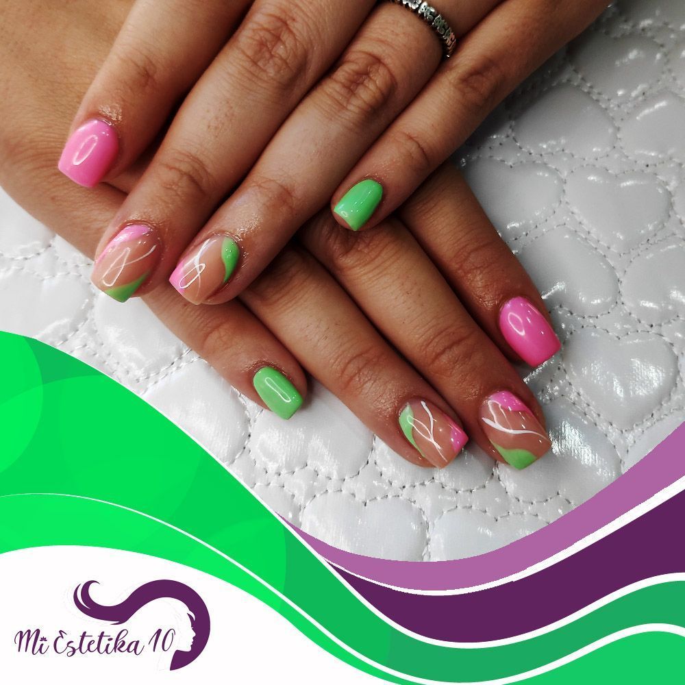 Unas-acrilicas-verdes-y-rosas-con-ondas