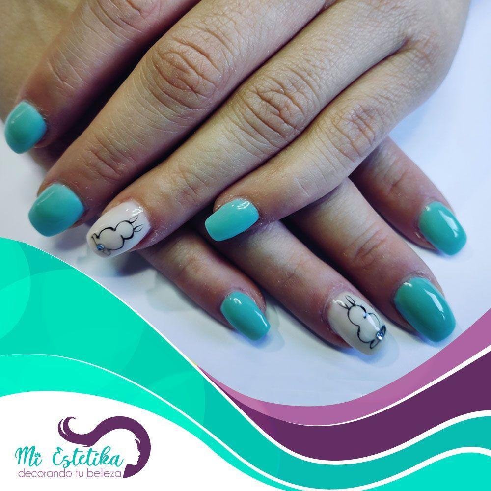 unas-acrilicas-azul-turquesa-con-conejitos