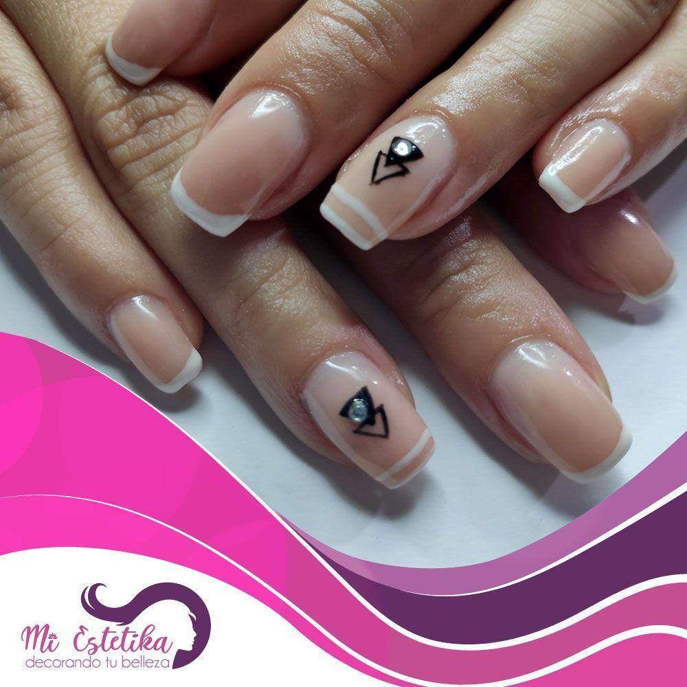 unas-acrilicas-francesas-y-decoracion-con-triangulos