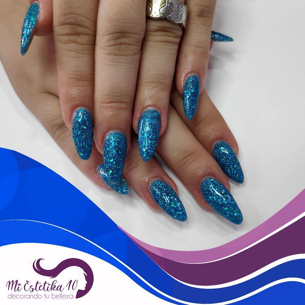 Unas-acrilicas-azules-con-forma-stiletto