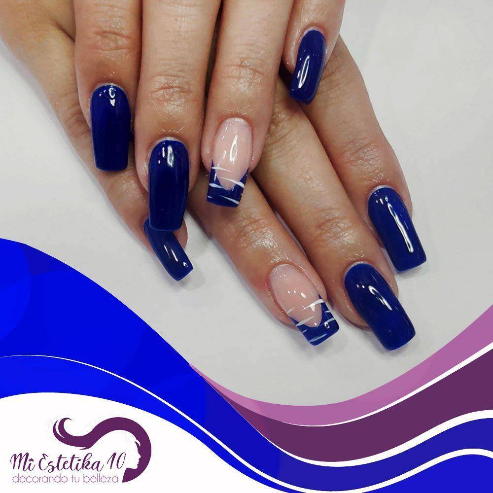 Unas-acrilicas-francesas-azules-con-diseno-cebreado
