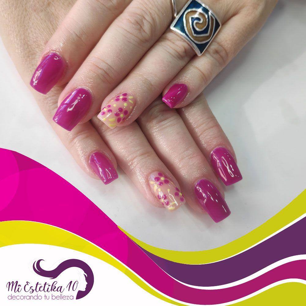 Unas-acrilicas-moradas-con-flores