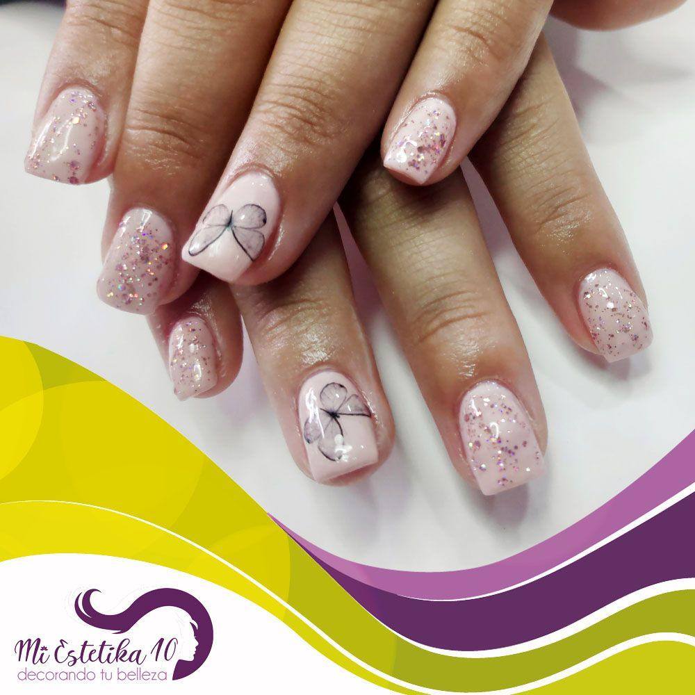 Unas-acrilicas-nude-con-mariposas-y-brilli-brilli