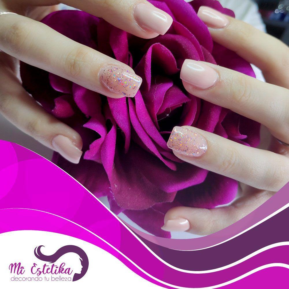 unas-acrilicas-rosas-con-efecto-glitter