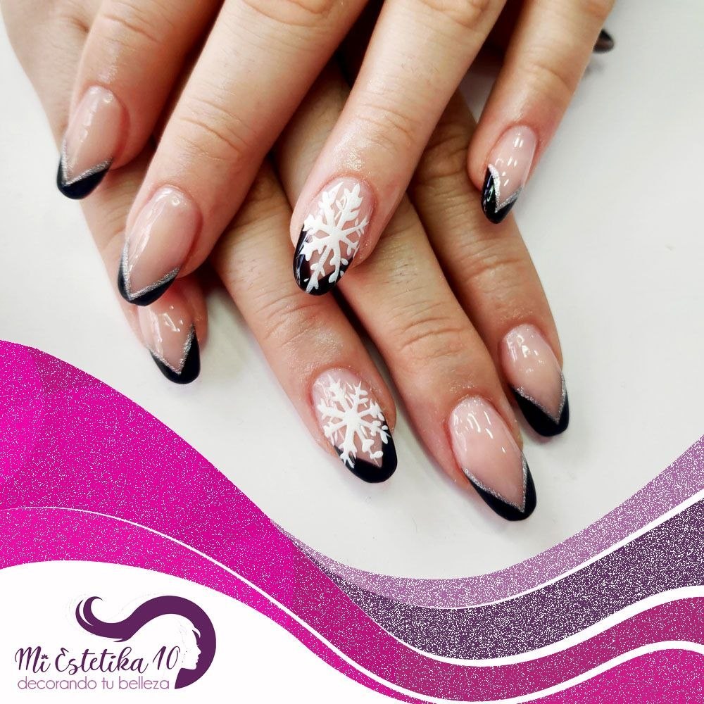 Unas-acrilicas-italianas-negras-con-copo-de-nieve