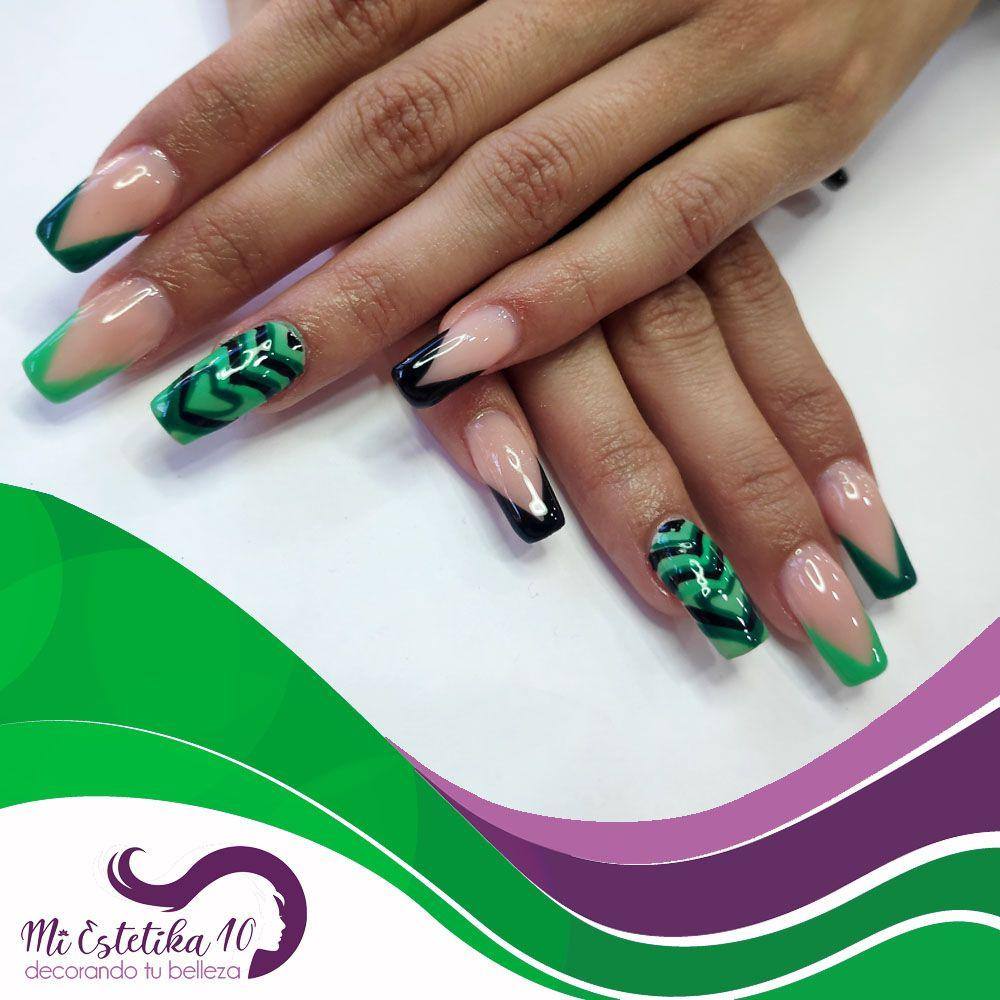 Unas-acrilicas-italianas-verdes-con-corazones