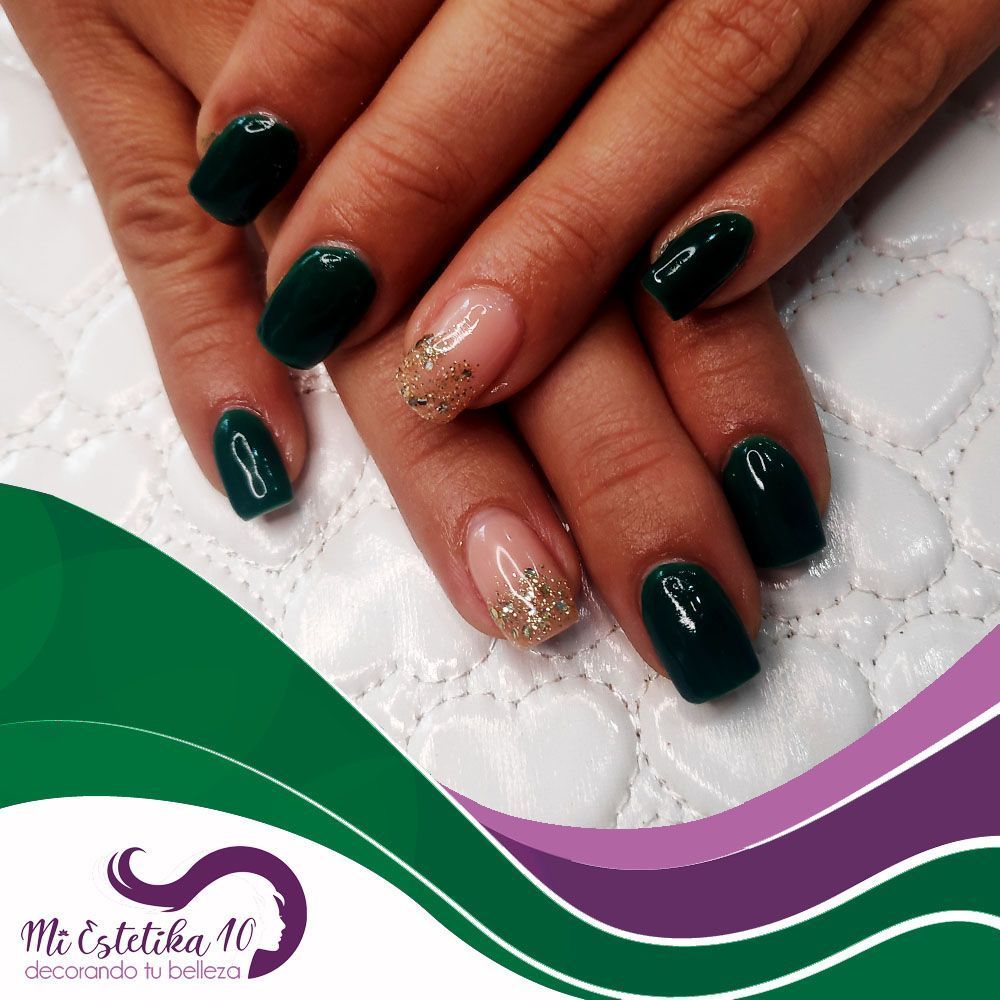 Unas-acrilicas-verdes-con-purpurina
