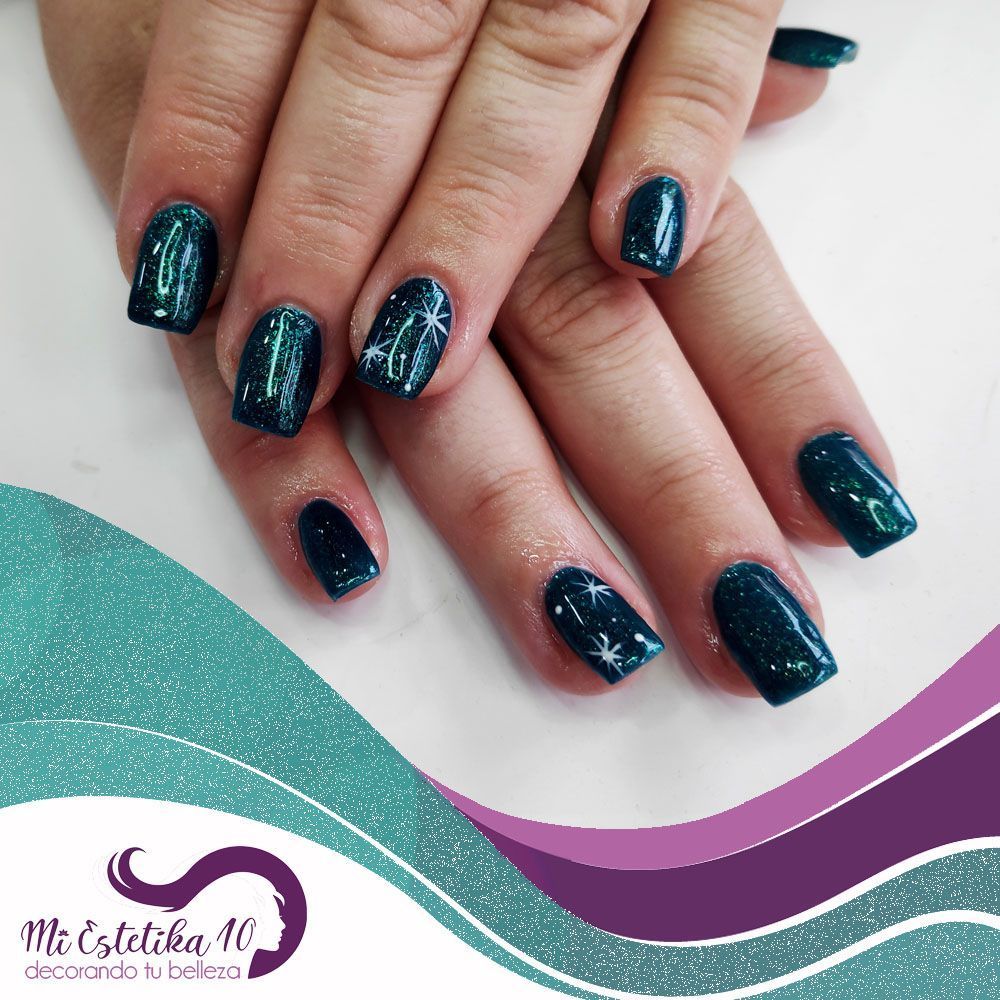 Unas-acrilicas-verdes-de-navidad