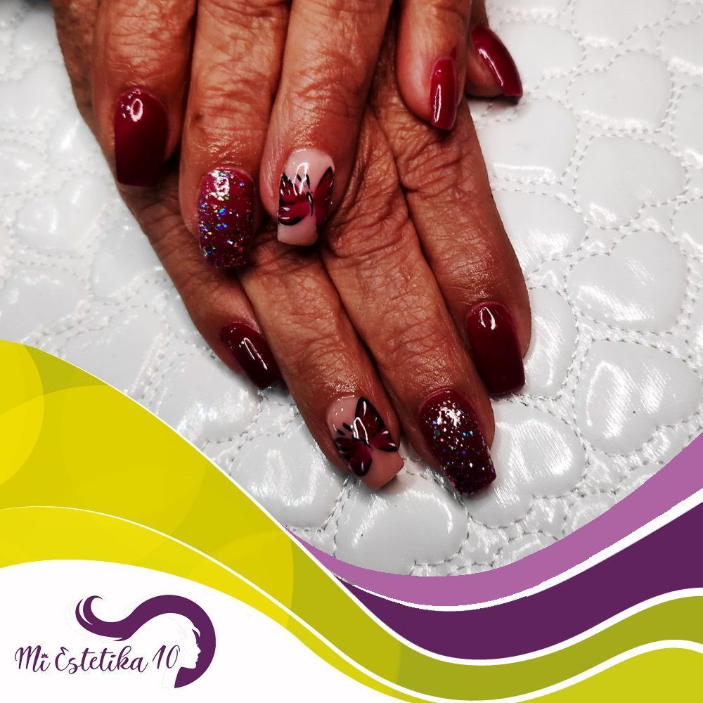Unas-acrilicas-burdeos-con-mariposas-y-purpurina