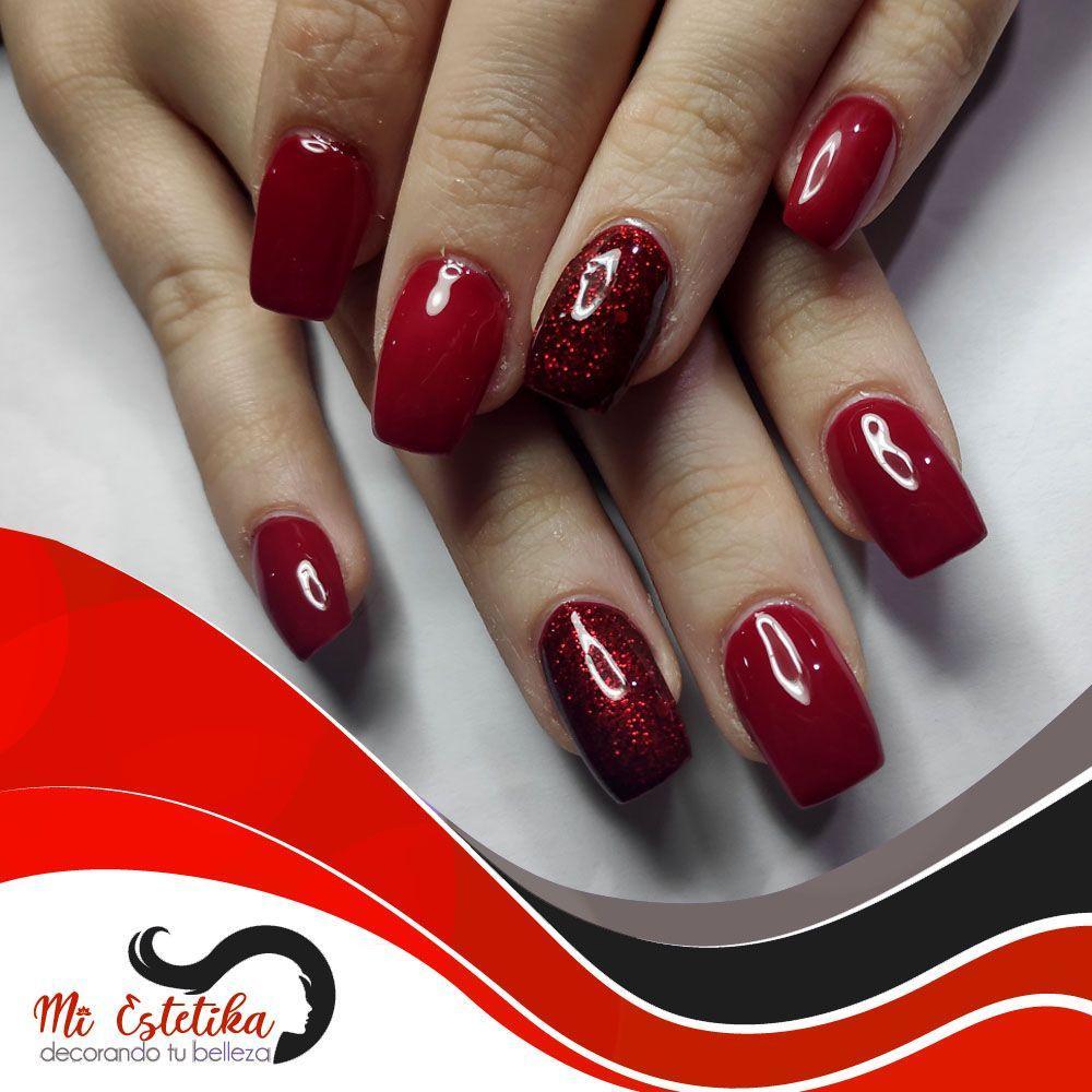 unas-acrilicas-rojas-con-efecto-glitter