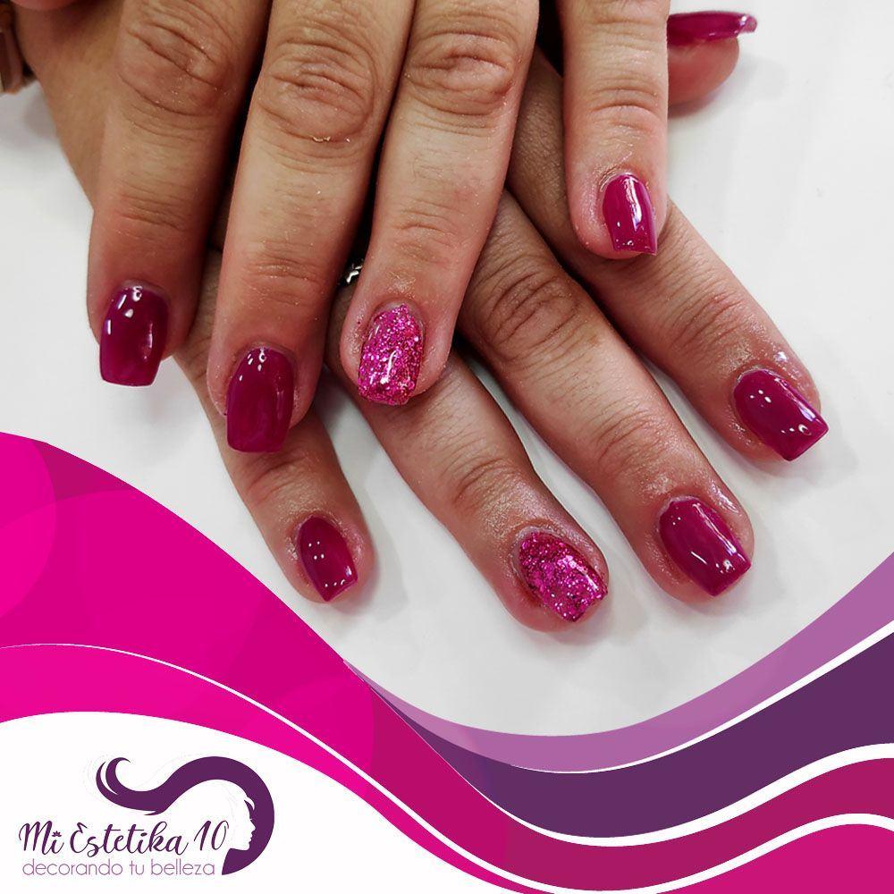 Unas-acrilicas-con-esmalte-permanente-rosa-oscuro-y-efecto-purpurina