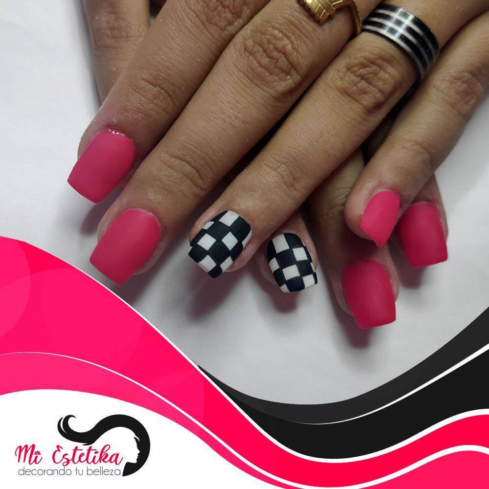 Unas-acrilicas-rosas-con-cuadros-nail-art