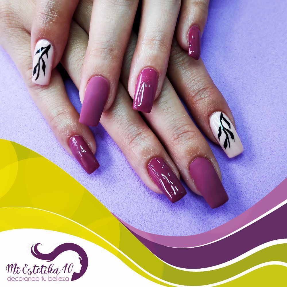 Unas-acrilicas-moradas-y-blancas-primaverales