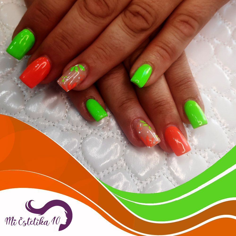 Unas-acrilicas-naranjas-y-verdes-con-flores