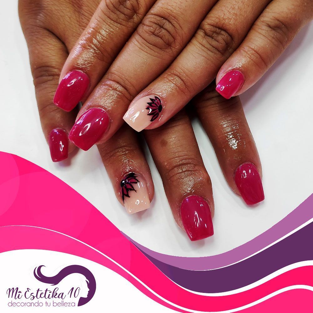 Unas-acrilicas-rosas-con-flores-rosas