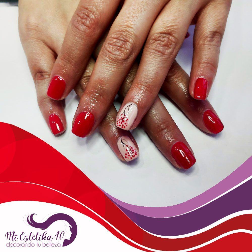 Unas-semipermanentes-rojas-con-arbolitos