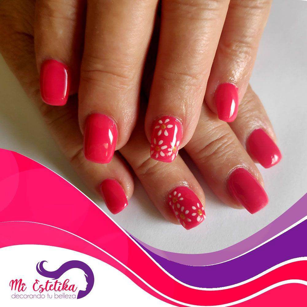 unas-acrilicas-rosas-con-margaritas