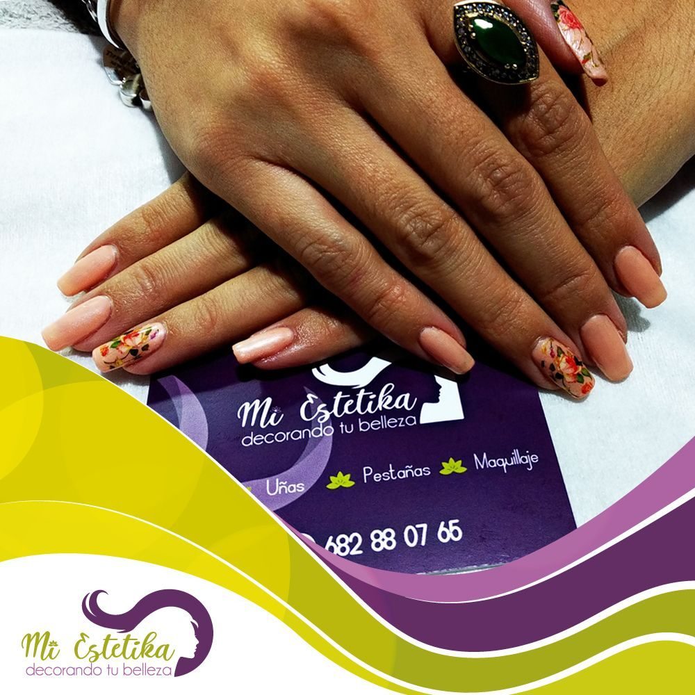 unas-con-esmaltado-permanente-nude-y-pegatinas-al-agua