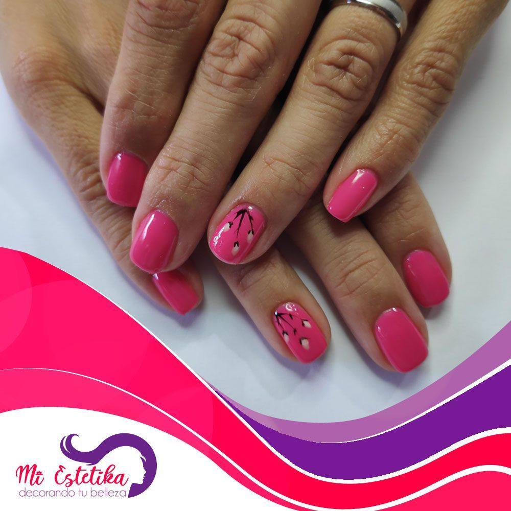 unas-con-esmaltado-permanente-rosa-decoradas-con-flores-nail-art