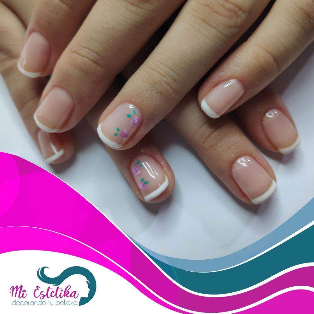 unas-francesas-con-esmaltado-permanente-y-decoracion-de-flores
