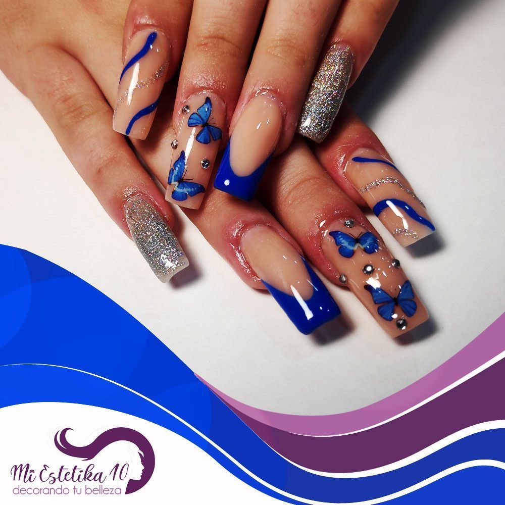 Unas-acrilicas-azules-con-mariposas-y-pedreria