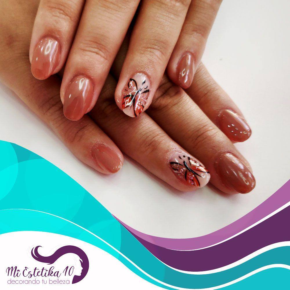 Unas-acrilicas-marrones-con-mariposas