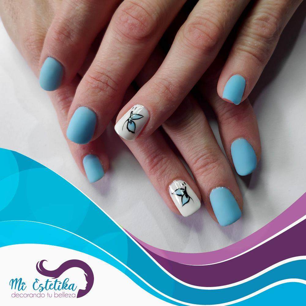 Unas-con-esmaltado-permanentes-azules-mate-con-mariposas