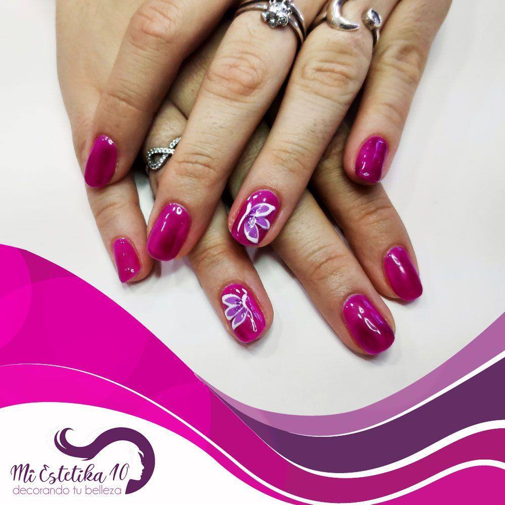 Unas-semipermanentes-rosas-con-mariposas-nail-art