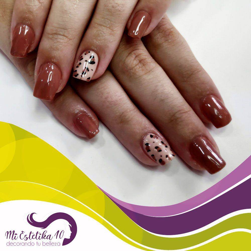 Unas-semipermanentes-marrones-con-efecto-leopardo