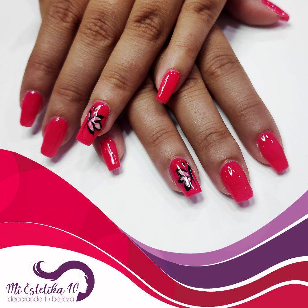 Unas-semipermanentes-con-esmaltado-rosa-con-mariposas-nail-art