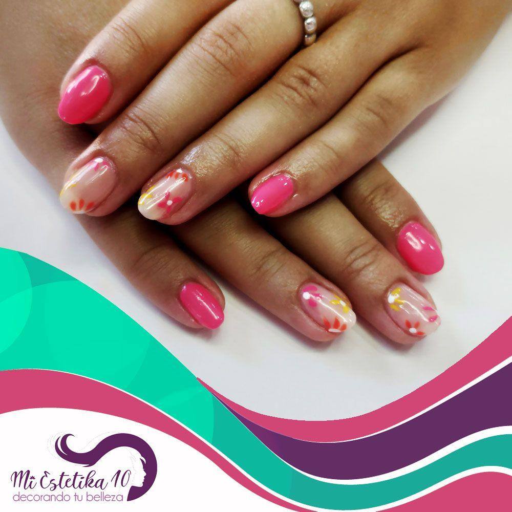 Unas-semipermanentes-rosas-con-margaritas-de-colores