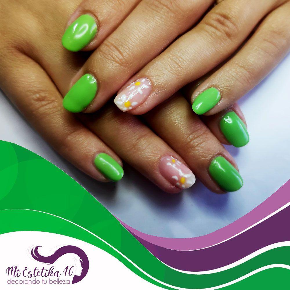Unas-semipermanentes-verdes-con-margaritas