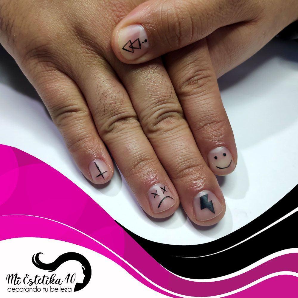 Manicura masculina mate con decoración a mano alzada