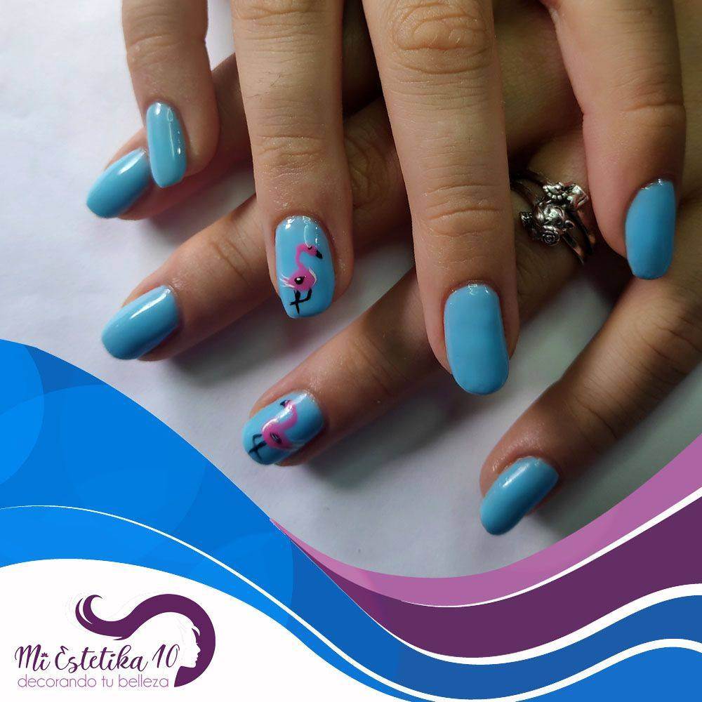 Uñas semipermanentes azules con detalles de flamencos