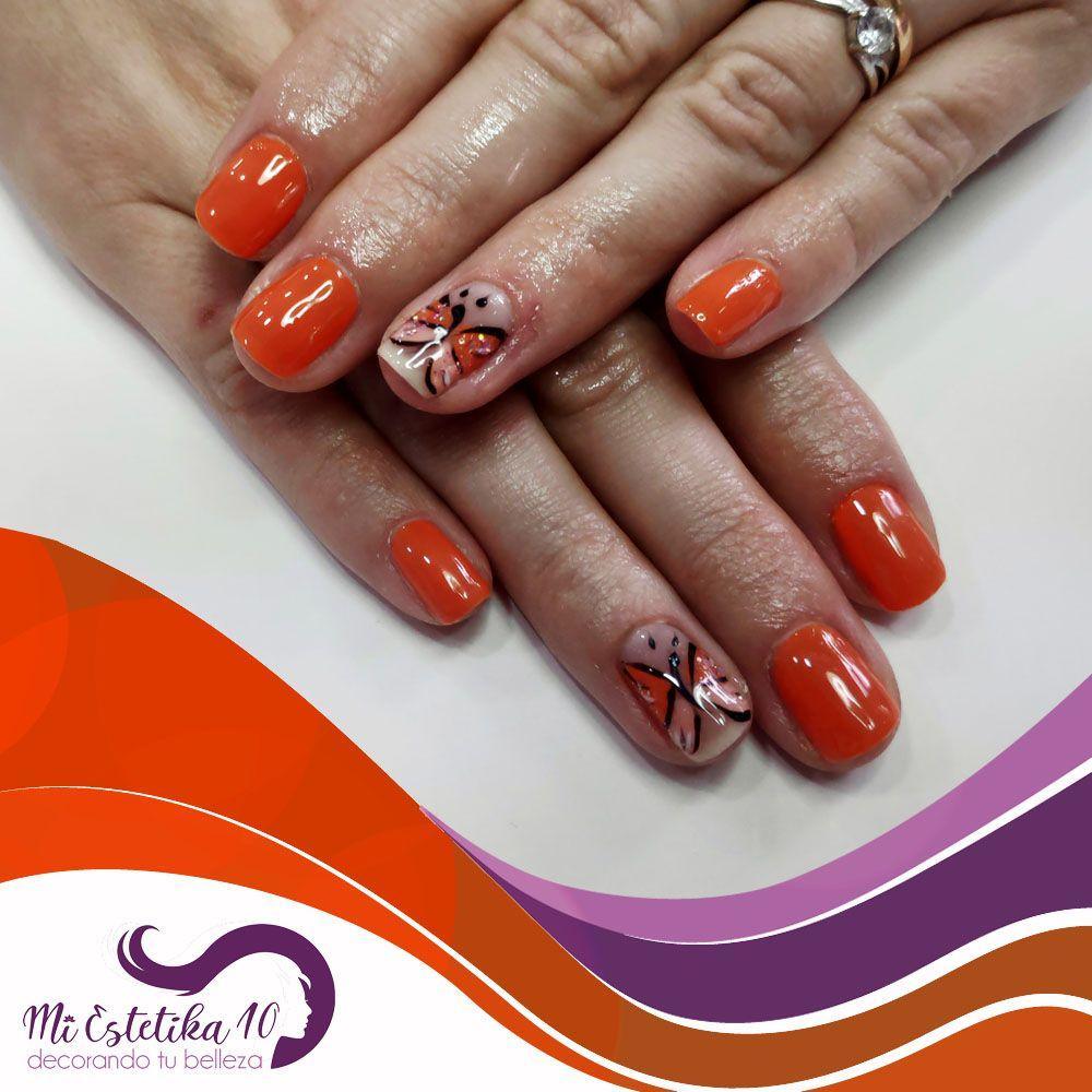 Uñas semipermanentes naranjas con mariposas Nail Art