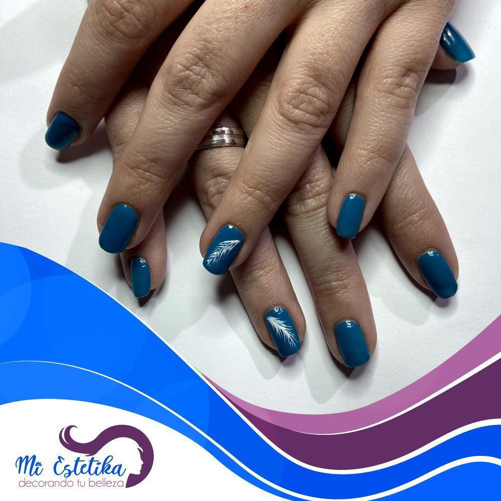 Unas-permanentes-azules-con-plumas-blancas